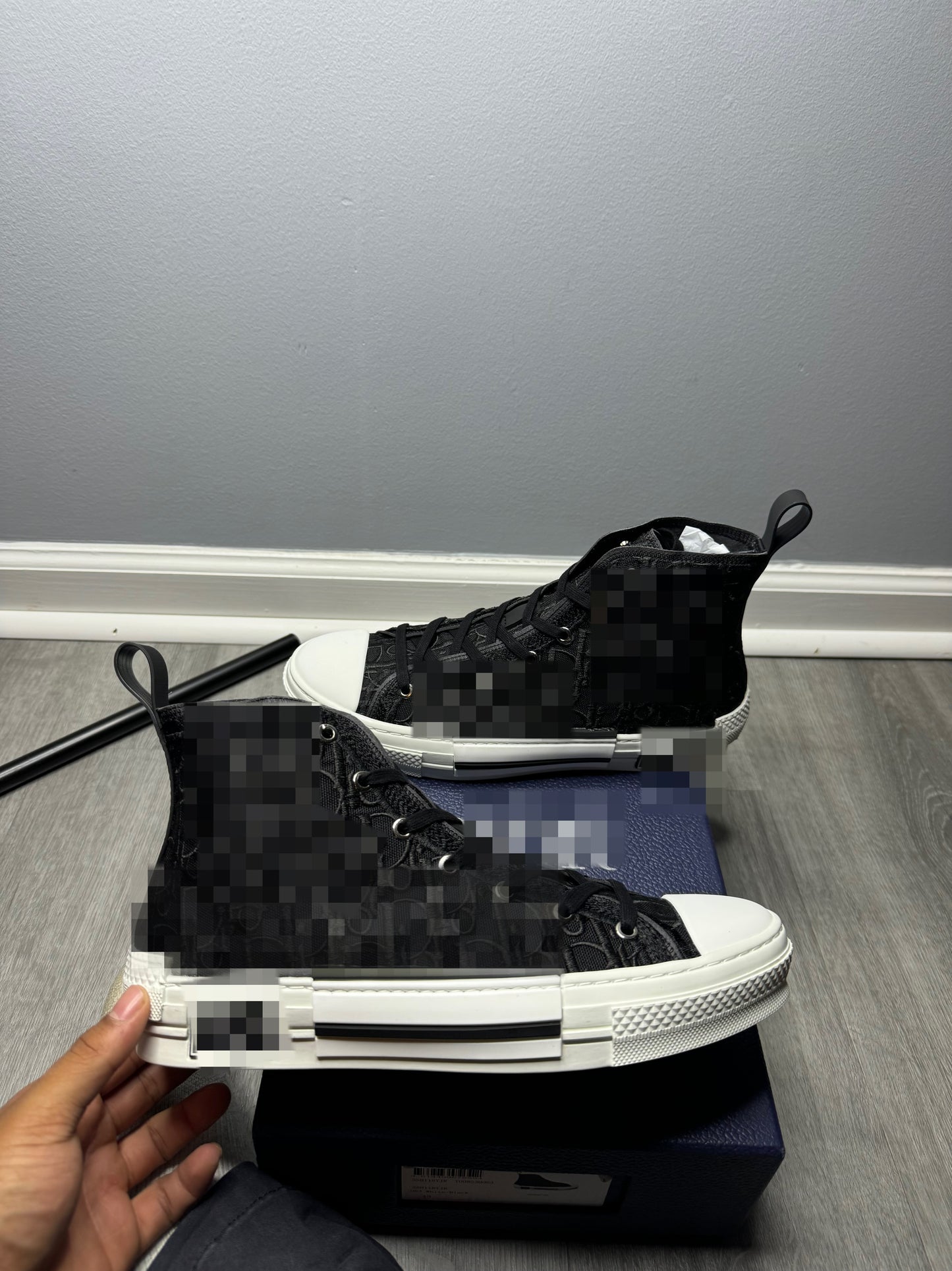 Black/white D high tops